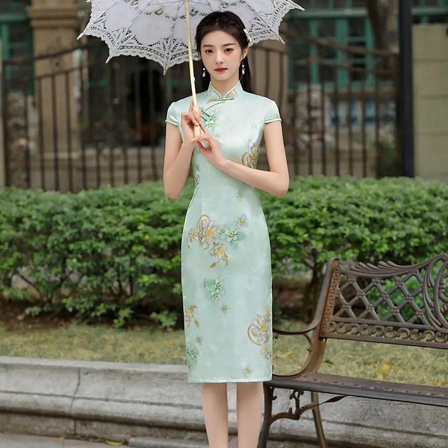 Elegant Short Sleeves Rayon Cheongsam Traditional Mandarin Collar Printed Satin Knee-Length Qipao Retro Chinese Women Dress
Elegant Short Sleeves Rayon Cheongsam Traditional Mandarin Collar Printed Satin Knee-Length Qipao Retro Chinese Women Dress