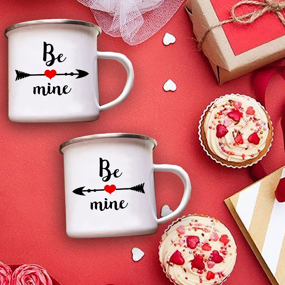 Креативные эмалированные кофейные кружки Be Mine Couples с ручкой для пешего туризма, блинчиков, пива, колы, сока, чашки для воды, подарки для путешествий на День святого Валентина
Креативные эмалированные кофейные кружки Be Mine Couples с ручкой для пешего туризма, блинчиков, пива, колы, сока, чашки для воды, подарки для путешествий на День святого Валентина