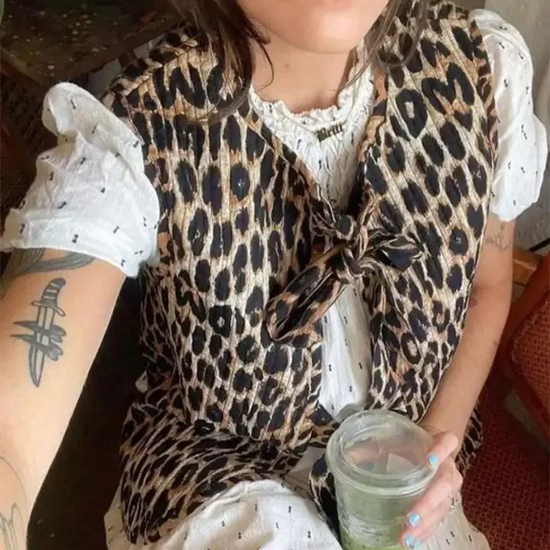 Women Y2k Leopard Print Bow Lace Up Vest Loose Sleeveless V Neck Tank Top 2024 Spring Fashion Lady Office High Street Outwears
Women Y2k Leopard Print Bow Lace Up Vest Loose Sleeveless V Neck Tank Top 2024 Spring Fashion Lady Office High Street Outwears