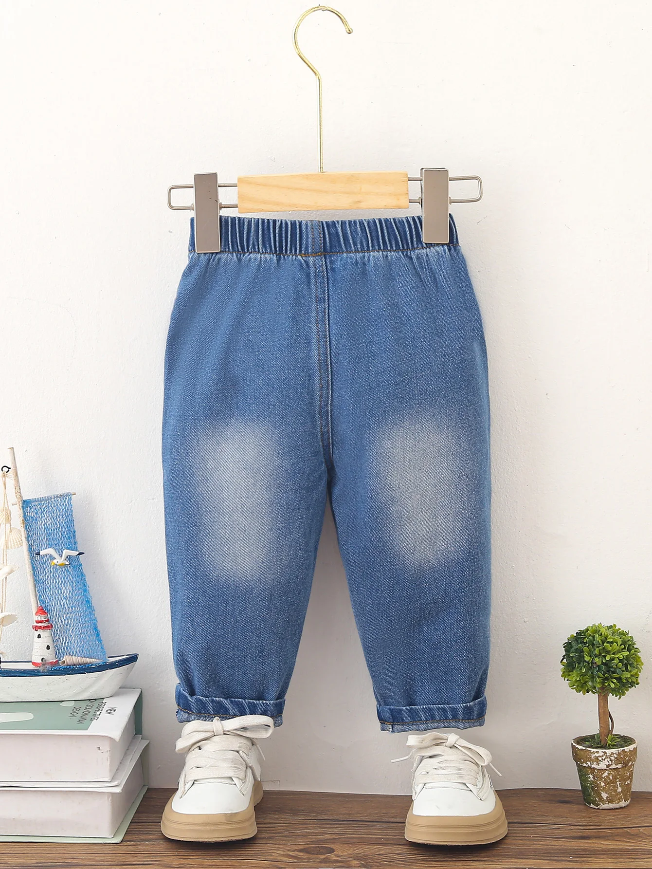 نمط اتجاهي رائج البيع للأولاد والبنات، بنطال جينز عصري وبسيط بلون سادة مع بنطال ضيق، طراز كاجوال نمط اتجاهي رائج البيع للأولاد والبنات، بنطال جينز عصري وبسيط بلون سادة مع بنطال ضيق، طراز كاجوال