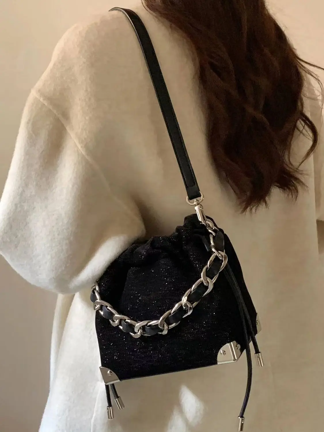 High End Black Versatile PU Women Shoulder Bag Bucket Bag 2023 New Sparkling Fashion Chain Women Crossbody Bag Small Square Bag
High End Black Versatile PU Women Shoulder Bag Bucket Bag 2023 New Sparkling Fashion Chain Women Crossbody Bag Small Square Bag