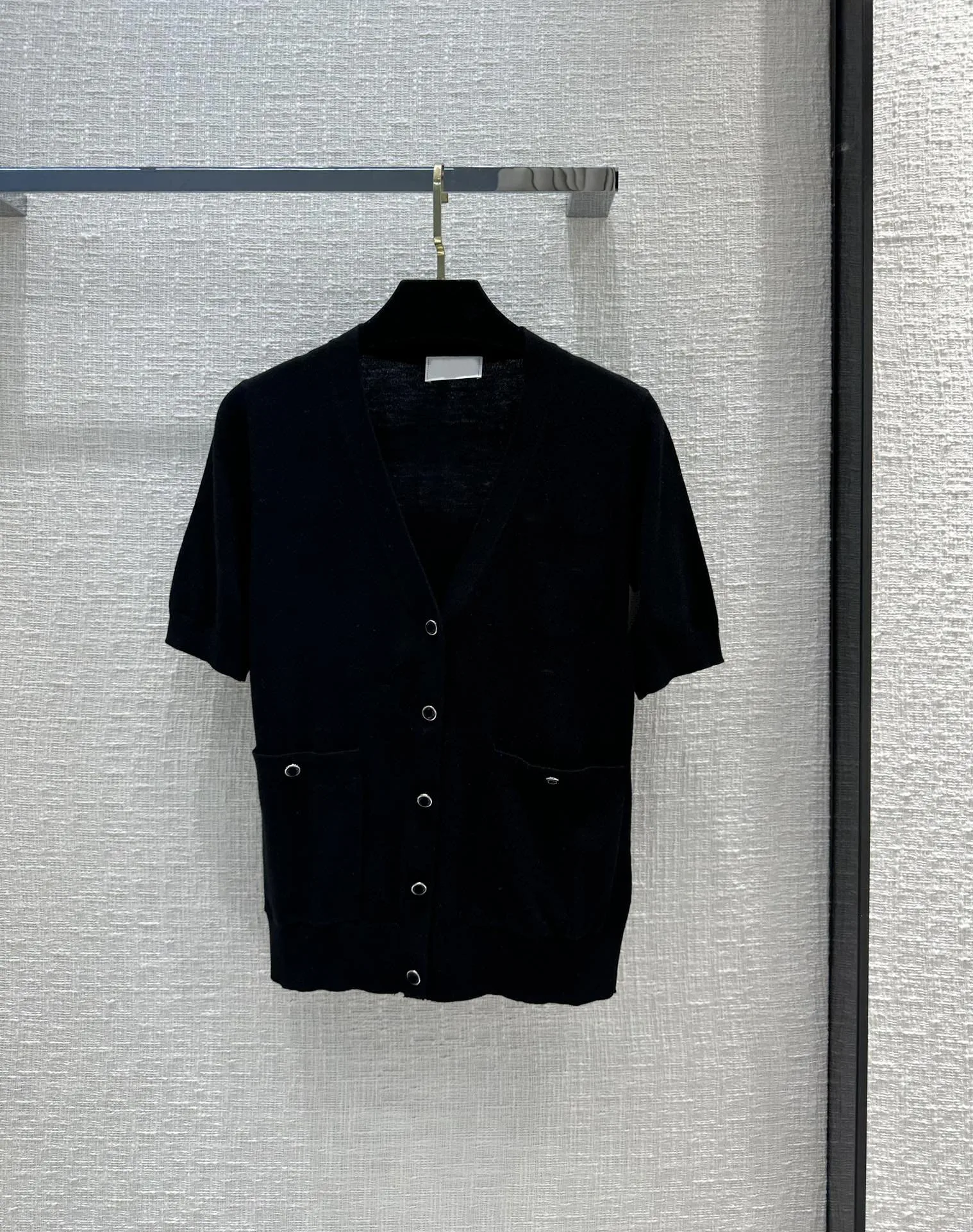2023 Black knitted short - sleeved cardigan, French elegant spring breath assorted single products
2023 Black knitted short - sleeved cardigan, French elegant spring breath assorted single products