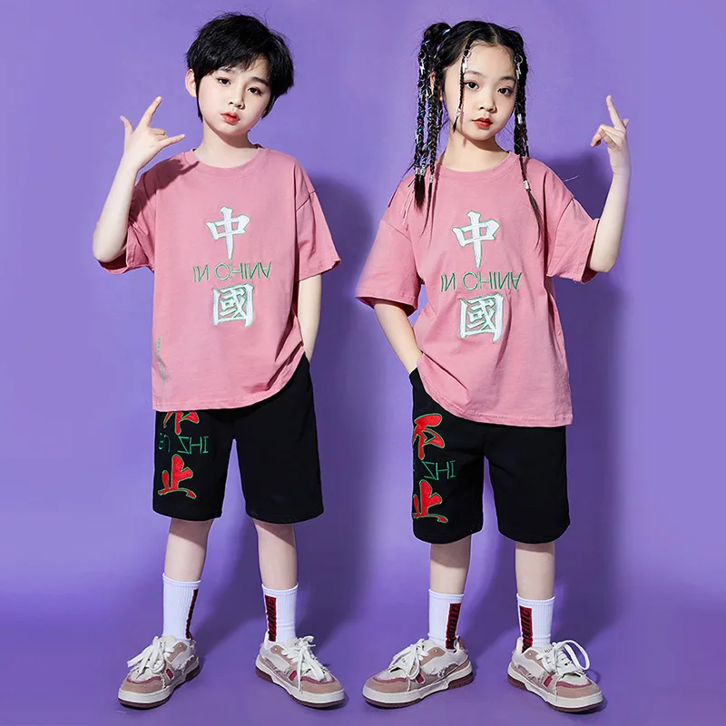 Kids Hip Hop Jazz Dance Wear Chinese Style Pink Letter Print Top Black Elastic Waist Embroidered Shorts 2pcs Suit for Girls Boys
Kids Hip Hop Jazz Dance Wear Chinese Style Pink Letter Print Top Black Elastic Waist Embroidered Shorts 2pcs Suit for Girls Boys
