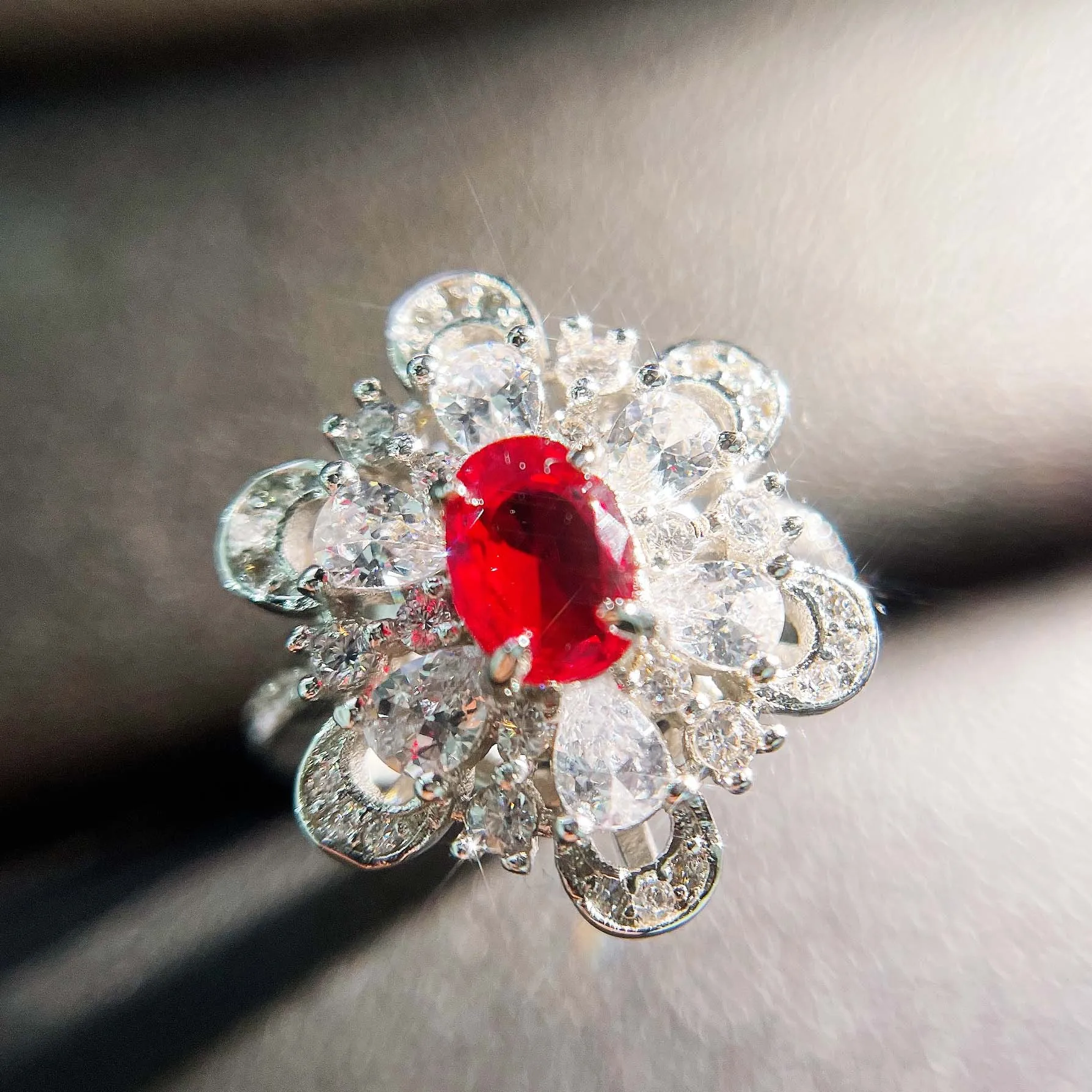 

Blood Red Gem Stone Flower Shape Luxury Ring Fashion Silver Color Exquisite Fashion Charming Crystal Female Jewelry