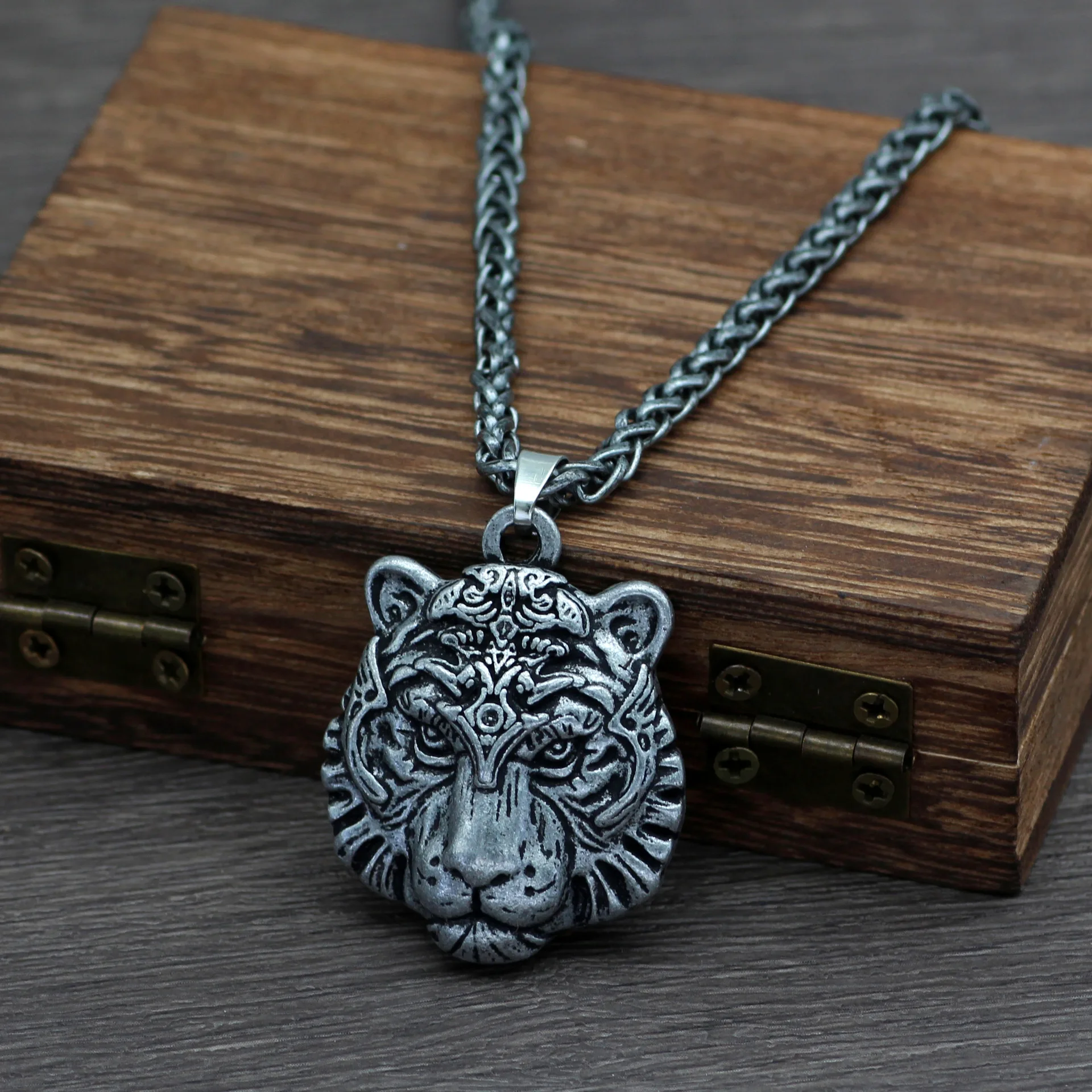WANGAIYAO new fashion personality temperament couple tiger pendant necklace alloy animal popular retro men's and women's necklac
WANGAIYAO new fashion personality temperament couple tiger pendant necklace alloy animal popular retro men's and women's necklac