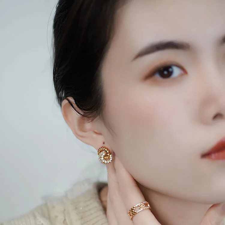 Premium Earrings S925 Sterling Silver Gold Plated Earrings Fried Dough Twists Set with Diamond Double Earrings Female
Premium Earrings S925 Sterling Silver Gold Plated Earrings Fried Dough Twists Set with Diamond Double Earrings Female