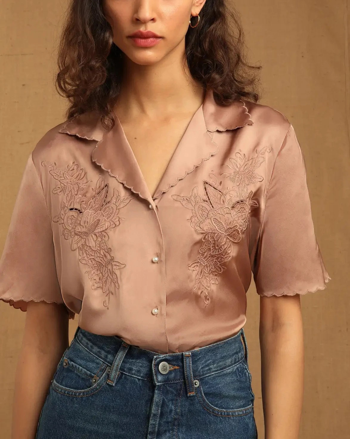 Summer Women's Vintage Top Embroidery V-neck Champagne Shirt Women Casual Buttoned Shirt Office Women Tops French Sweet Shirt
Summer Women's Vintage Top Embroidery V-neck Champagne Shirt Women Casual Buttoned Shirt Office Women Tops French Sweet Shirt