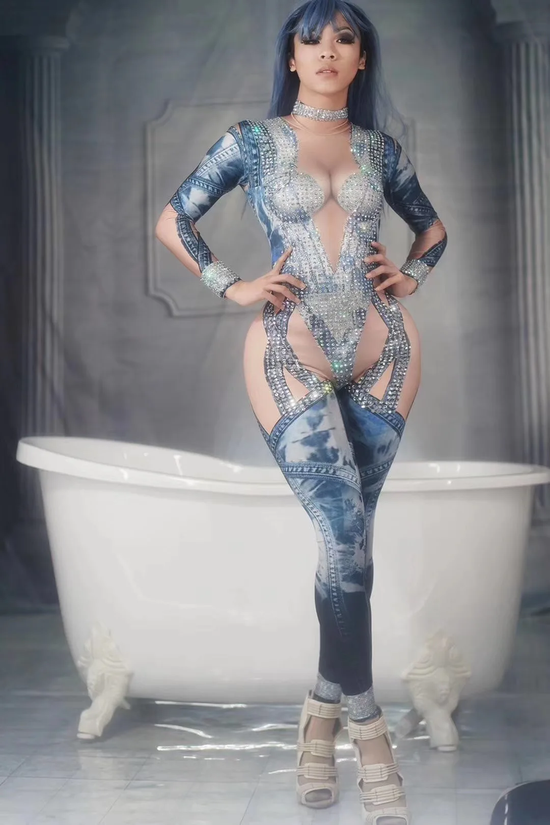 Sexy Denim Printed Rhinestones Stretch Jumpsuit Nightclub DJ Female Singer Costume Evening Show Stage Wear Jeans Leggings
Sexy Denim Printed Rhinestones Stretch Jumpsuit Nightclub DJ Female Singer Costume Evening Show Stage Wear Jeans Leggings