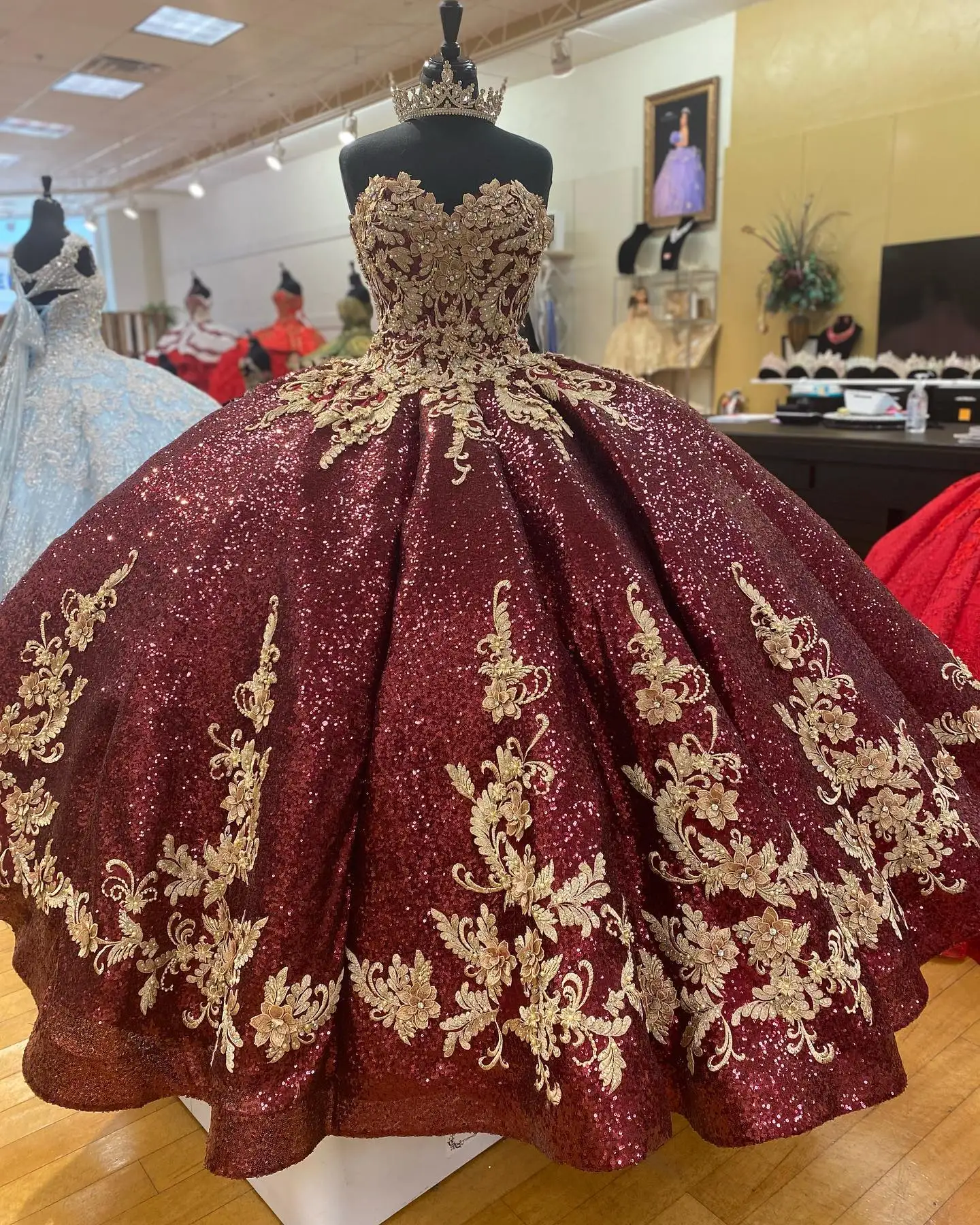 Burgundy Gold Quinceanera Dress 2022 Sparkling Sequin Ballgown Draped Skirt Sweetheart Sweet 15 16 Gowns 3D Floral Lace Applique
Burgundy Gold Quinceanera Dress 2022 Sparkling Sequin Ballgown Draped Skirt Sweetheart Sweet 15 16 Gowns 3D Floral Lace Applique
