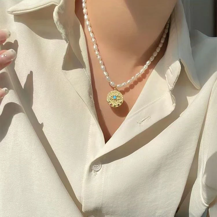 Ожерелье женское с имитацией жемчуга, модное овальное ювелирное изделие с подвесками солнца, луны, цвет золото, застежка-лобстер
Ожерелье женское с имитацией жемчуга, модное овальное ювелирное изделие с подвесками солнца, луны, цвет золото, застежка-лобстер