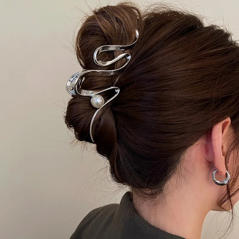 2023 New Premium Pearl Irregular Line Snake Shape Women's Hair Clip Temperament Plate Hair Shark Clip Hair Accessories
2023 New Premium Pearl Irregular Line Snake Shape Women's Hair Clip Temperament Plate Hair Shark Clip Hair Accessories