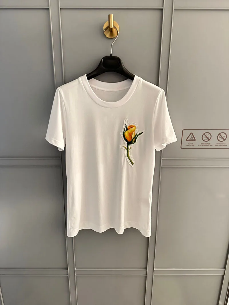 Leisure style, fashionable and versatile, daily commuting temperament, age reducing yellow rose short sleeved T-shirt top
Leisure style, fashionable and versatile, daily commuting temperament, age reducing yellow rose short sleeved T-shirt top