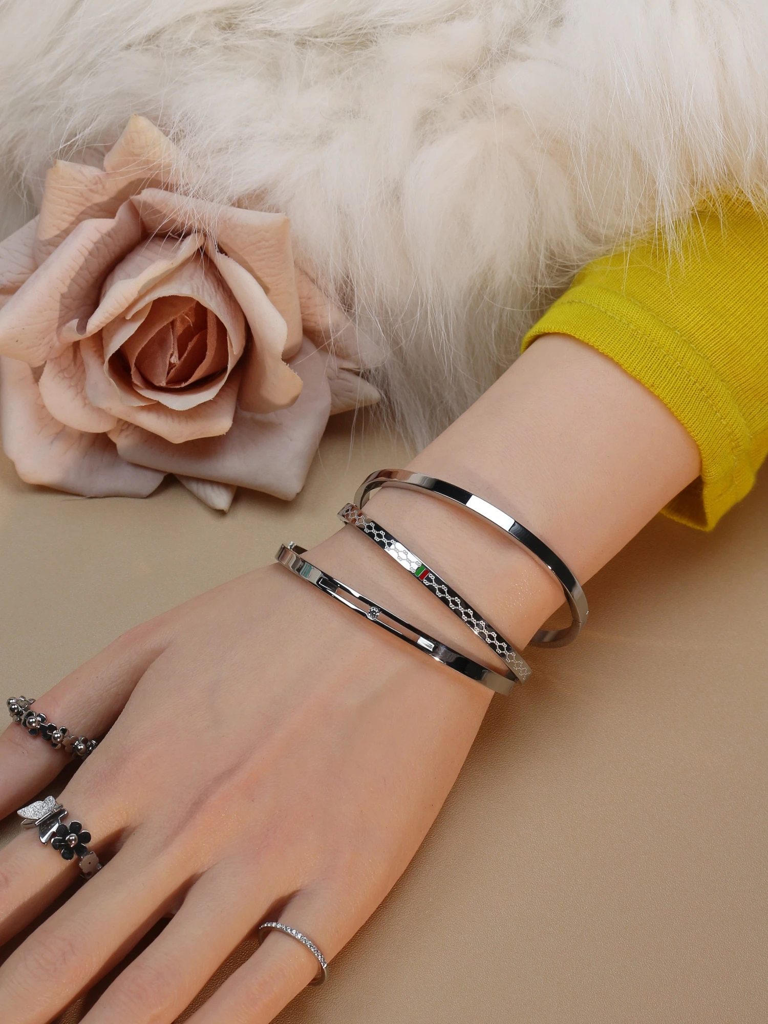 18 K Gold Plated Stainless Steel 55 MM Red/Green Bangles , Fashionable Jewelry For Men And Women Wholesale 18 K Gold Plated Stainless Steel 55 MM Red/Green Bangles , Fashionable Jewelry For Men And Women Wholesale