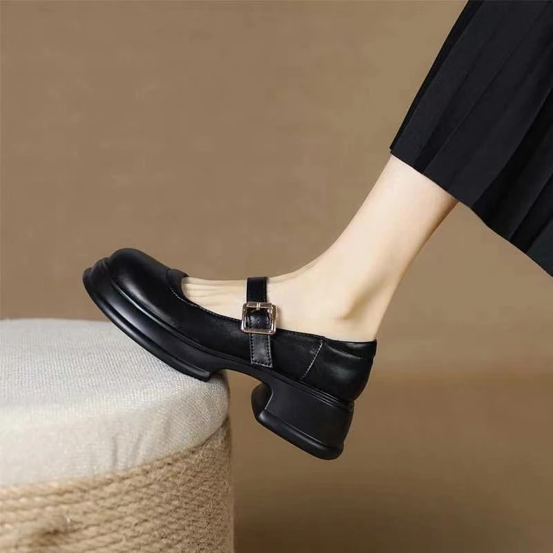 

2024 Fashion Comfort New Black Lolita Shoes Buckle Shoes Patent Leather Shallow Woman Low Heel Girls Shoes Size 35-40