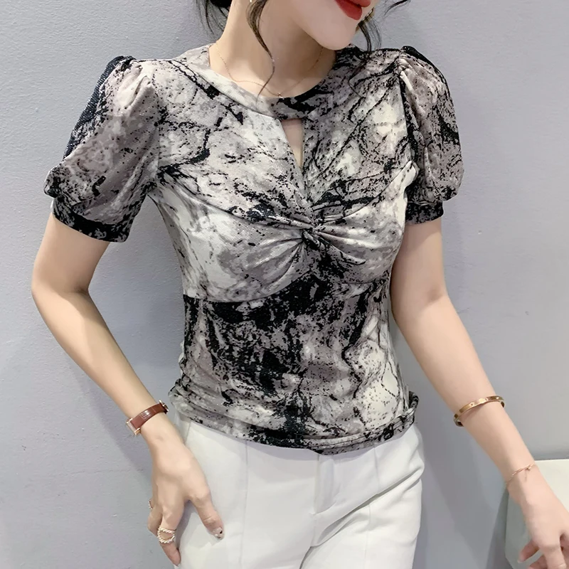 2023 New Summer European Clothes T-Shirt Chic Sexy Hollow Out Draped Print Women's Tops Puff Sleeve Bottoming Shirt Tees 32034
2023 New Summer European Clothes T-Shirt Chic Sexy Hollow Out Draped Print Women's Tops Puff Sleeve Bottoming Shirt Tees 32034
