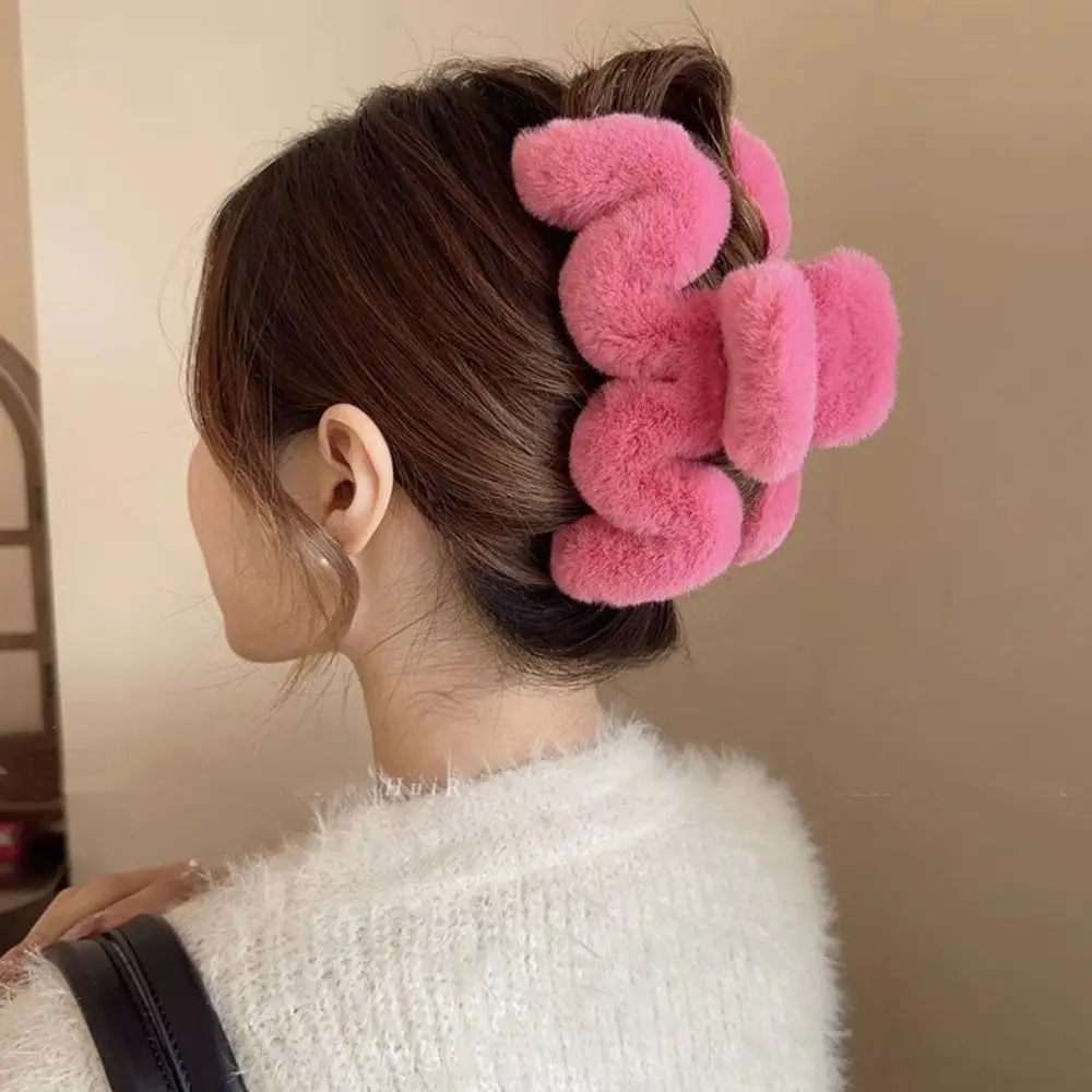 Grab Clip Plush Hair Claw Creative M-shaped Ponytail Holder Hair Clip Korean Style Geometric Large Shark Clip Travel
Grab Clip Plush Hair Claw Creative M-shaped Ponytail Holder Hair Clip Korean Style Geometric Large Shark Clip Travel