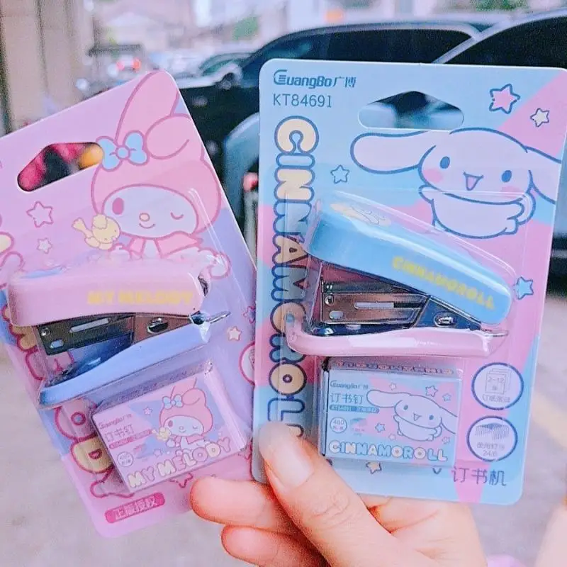 Miniso Sanrios Cartoon My Melody Cinnamoroll Mini Stapler Cute Cartoon Student Office Organizing Tools for Student Birthday Gift
Miniso Sanrios Cartoon My Melody Cinnamoroll Mini Stapler Cute Cartoon Student Office Organizing Tools for Student Birthday Gift