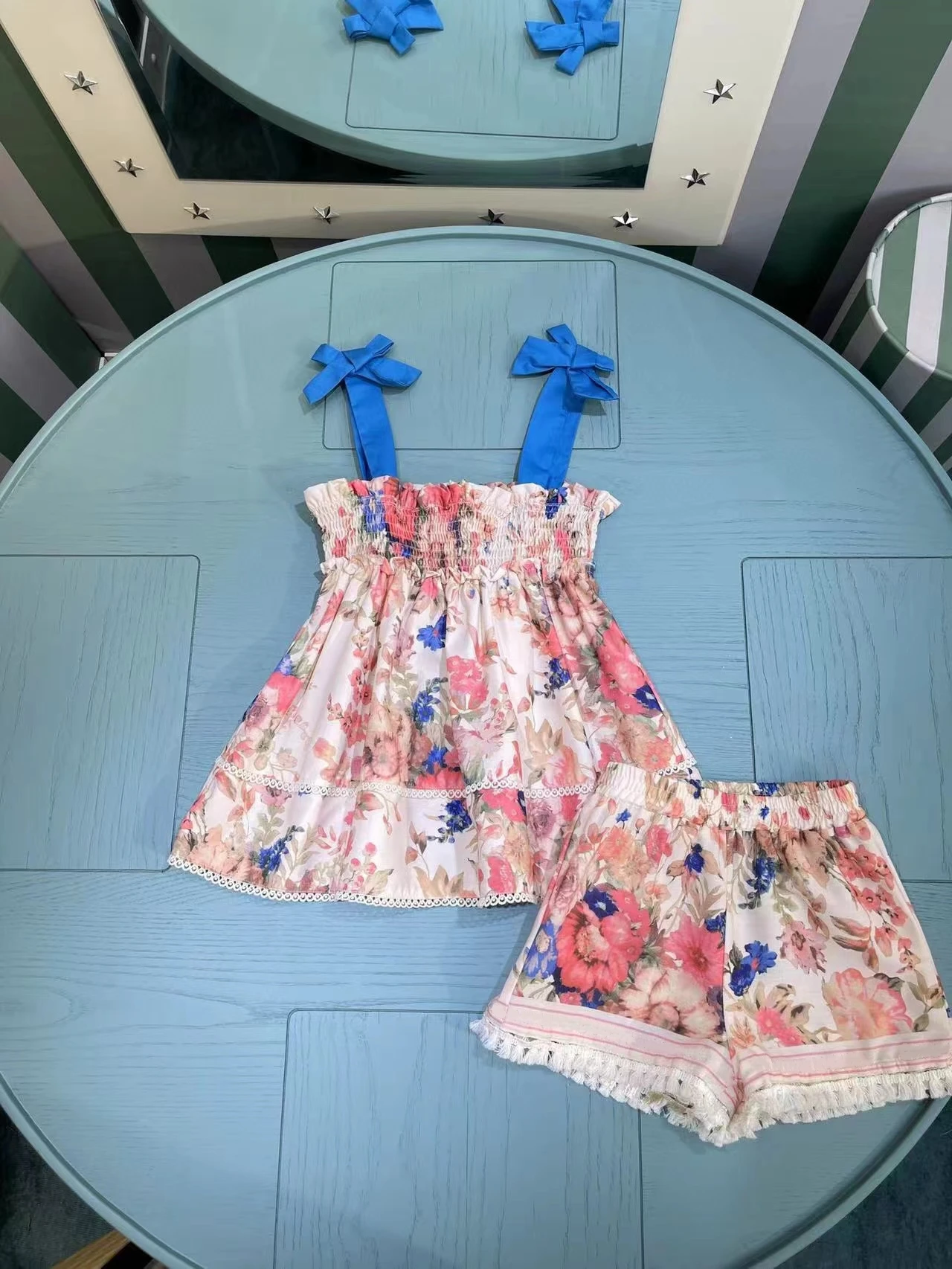 2024 new summer girls suit bow strap printed top children's clothing + five-point lace shorts girls casual suit 
2024 new summer girls suit bow strap printed top children's clothing + five-point lace shorts girls casual suit