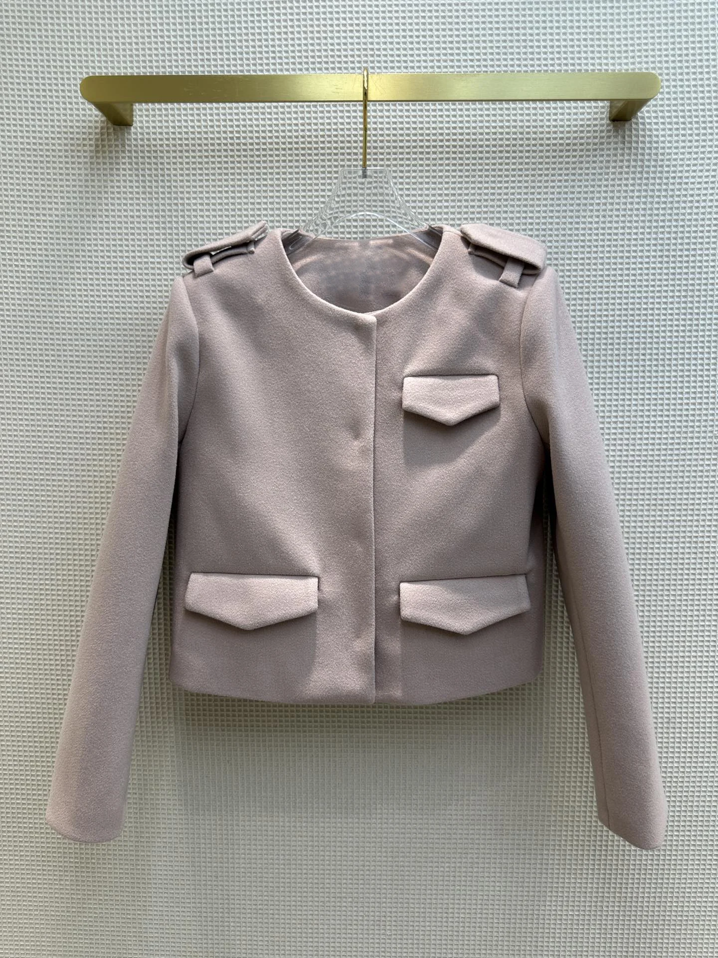 202323 Autumn and winter new pink wool short coat short version of the design raises the waist line10.21
202323 Autumn and winter new pink wool short coat short version of the design raises the waist line10.21
