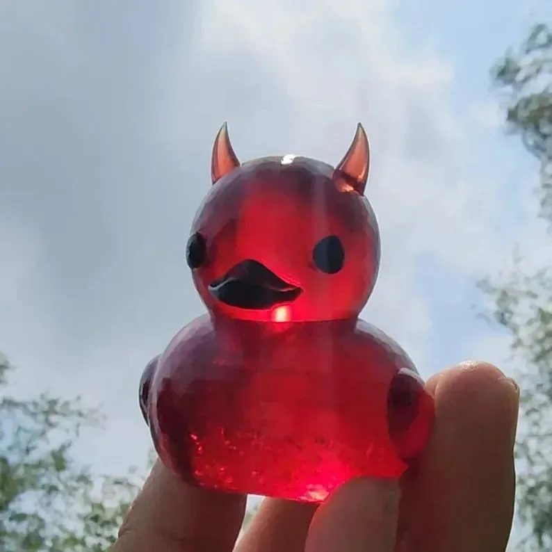 Lil' Devil Ducky Little devil duck украшение для салона автомобиля украшение на Хэллоуин
Lil' Devil Ducky Little devil duck украшение для салона автомобиля украшение на Хэллоуин
