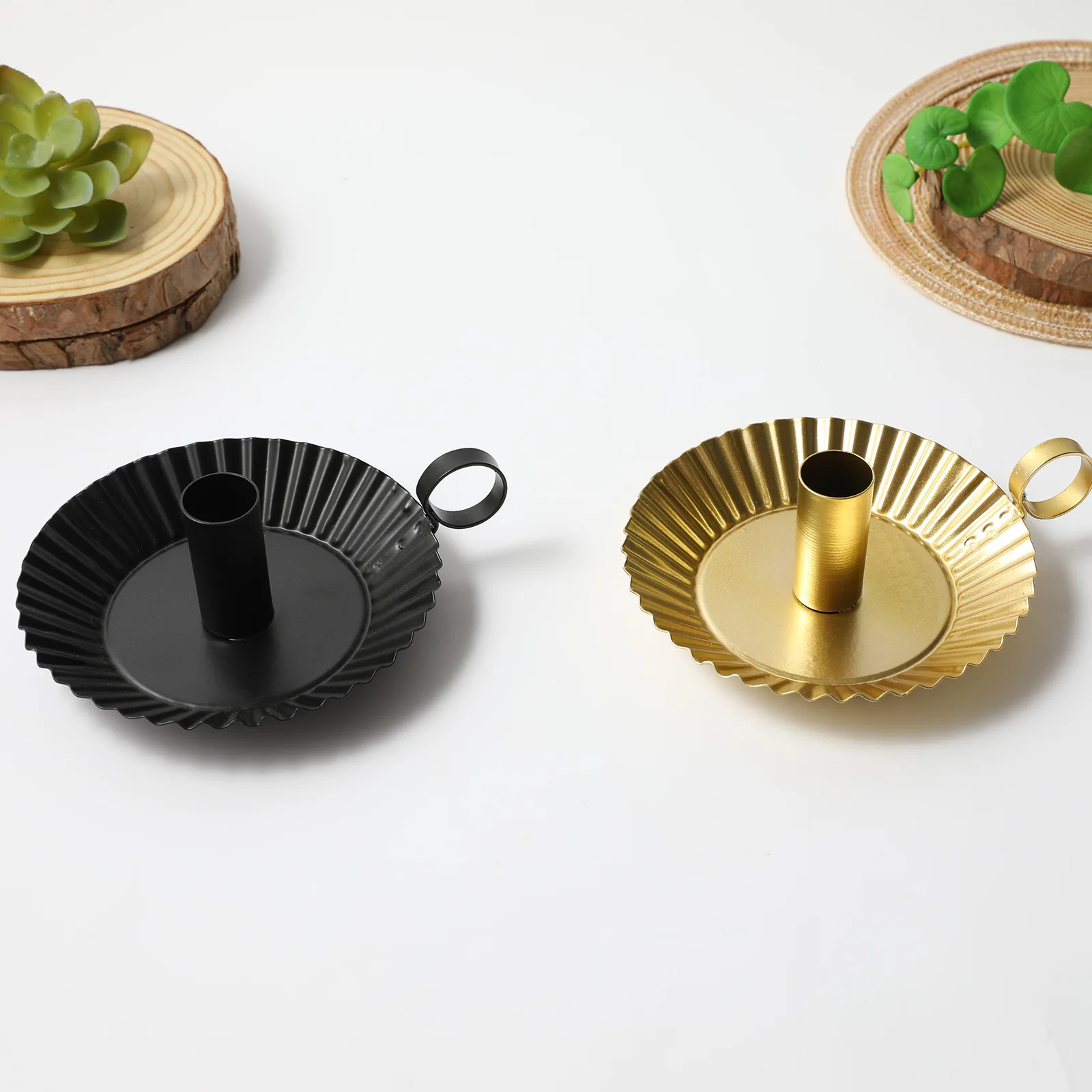 Simple European Style New Candle Holder with Handle Pleated Base Candle Holder Home Home Candle Holder Ornament Decoration
Simple European Style New Candle Holder with Handle Pleated Base Candle Holder Home Home Candle Holder Ornament Decoration