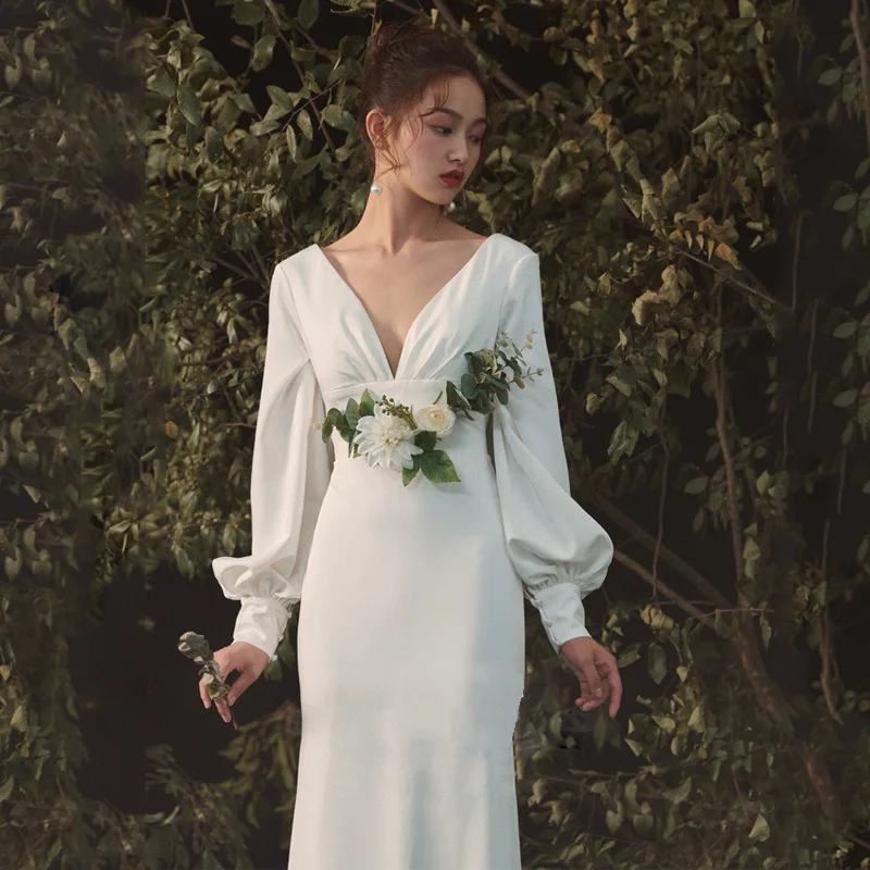 In spring, the new bride's satin light wedding dress is simple and long-sleeved, and the little dress woman is married.
In spring, the new bride's satin light wedding dress is simple and long-sleeved, and the little dress woman is married.