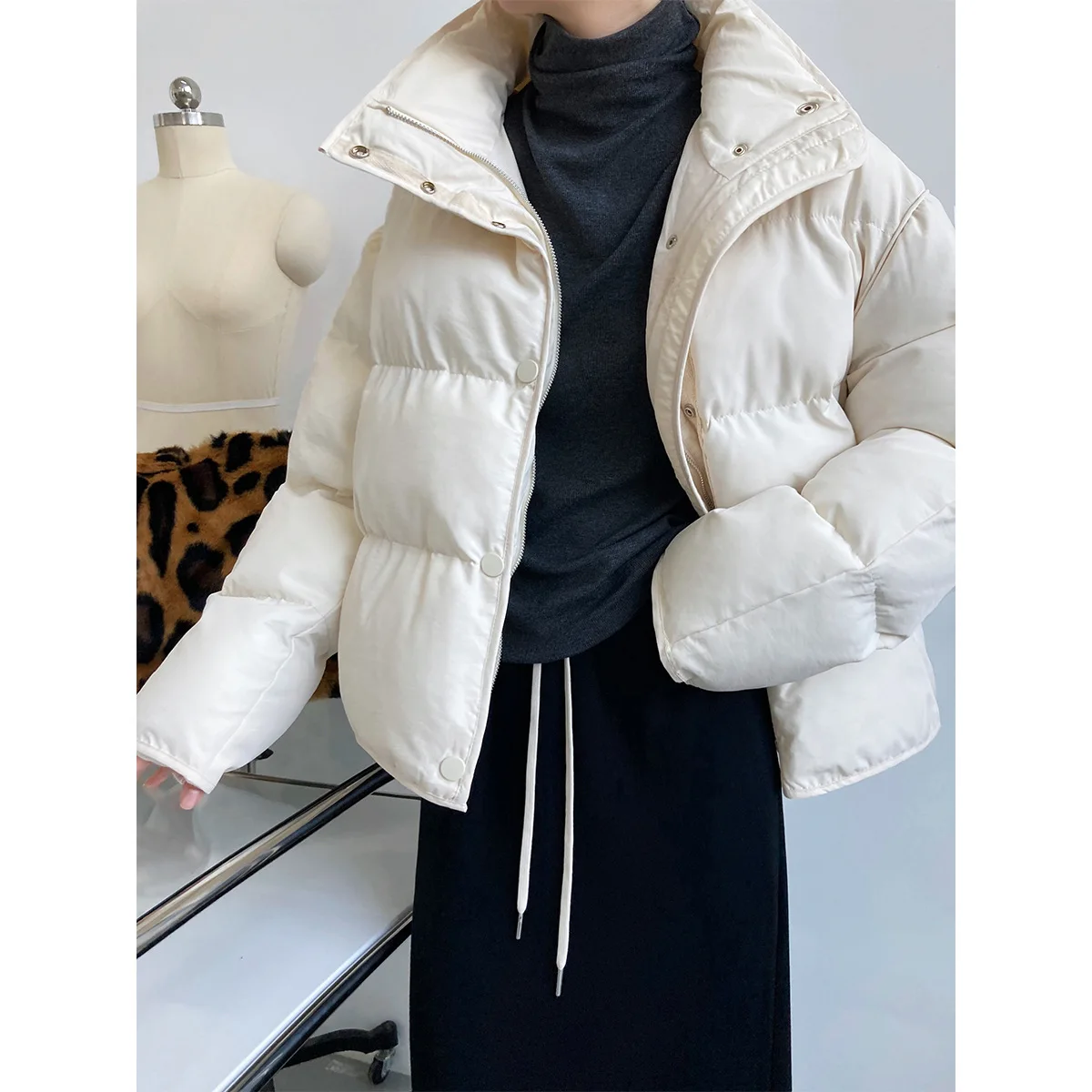Women's Winter Bread Coat New Fashion Stand-up Collar Fluffy Cotton Coat Loose and Warm Short Cotton Coat Female Korean Version
Women's Winter Bread Coat New Fashion Stand-up Collar Fluffy Cotton Coat Loose and Warm Short Cotton Coat Female Korean Version