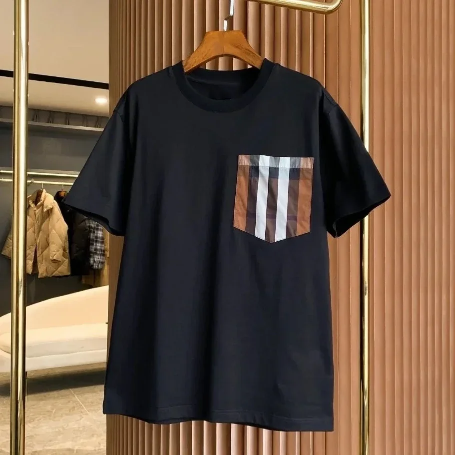 2024 New Classic Plaid Splicing Cotton Short Sleeve T-shirt Men and Women with The Same Relaxed Casual Fashion Couple Plaid Top
2024 New Classic Plaid Splicing Cotton Short Sleeve T-shirt Men and Women with The Same Relaxed Casual Fashion Couple Plaid Top