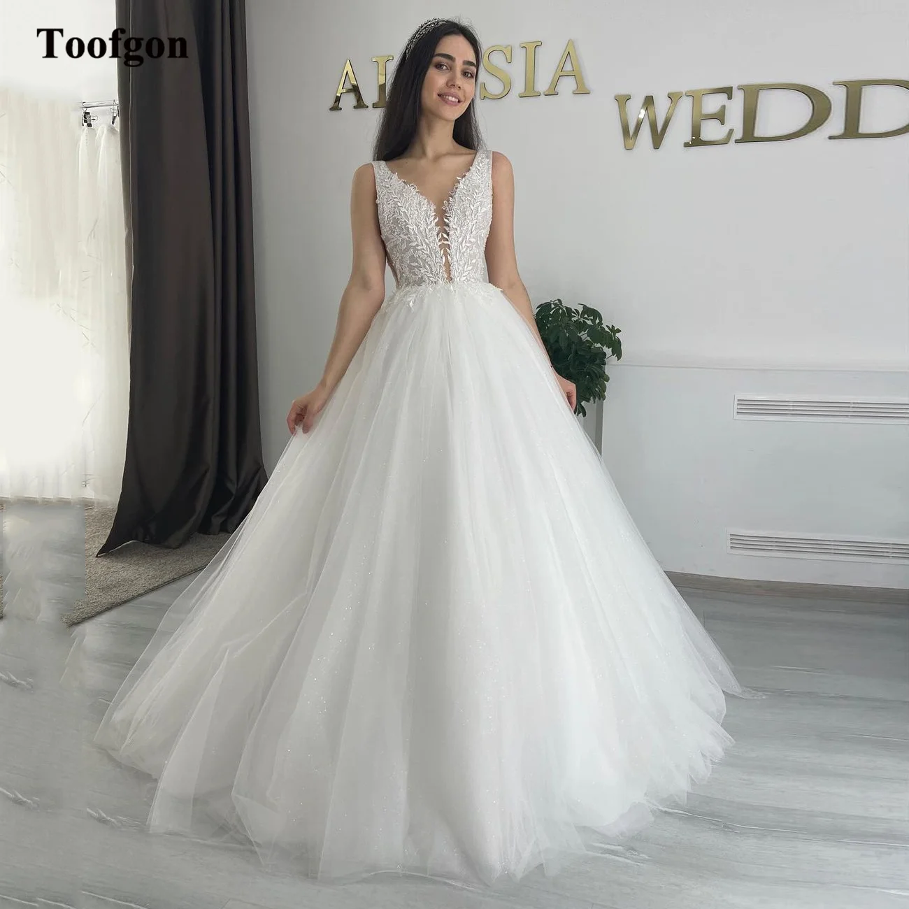Toofgon Shiny A Line Wedding Dresses Appliques Lace Sleeveless Corset Back Bride Wedding Gowns V-neck Princess Bridal Gowns
Toofgon Shiny A Line Wedding Dresses Appliques Lace Sleeveless Corset Back Bride Wedding Gowns V-neck Princess Bridal Gowns