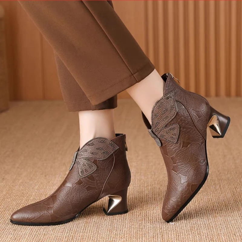 Женские ботинки на молнии сзади, офисные ботильоны с бантом-бабочкой и острым носком, модная обувь для работы, 2023
Женские ботинки на молнии сзади, офисные ботильоны с бантом-бабочкой и острым носком, модная обувь для работы, 2023