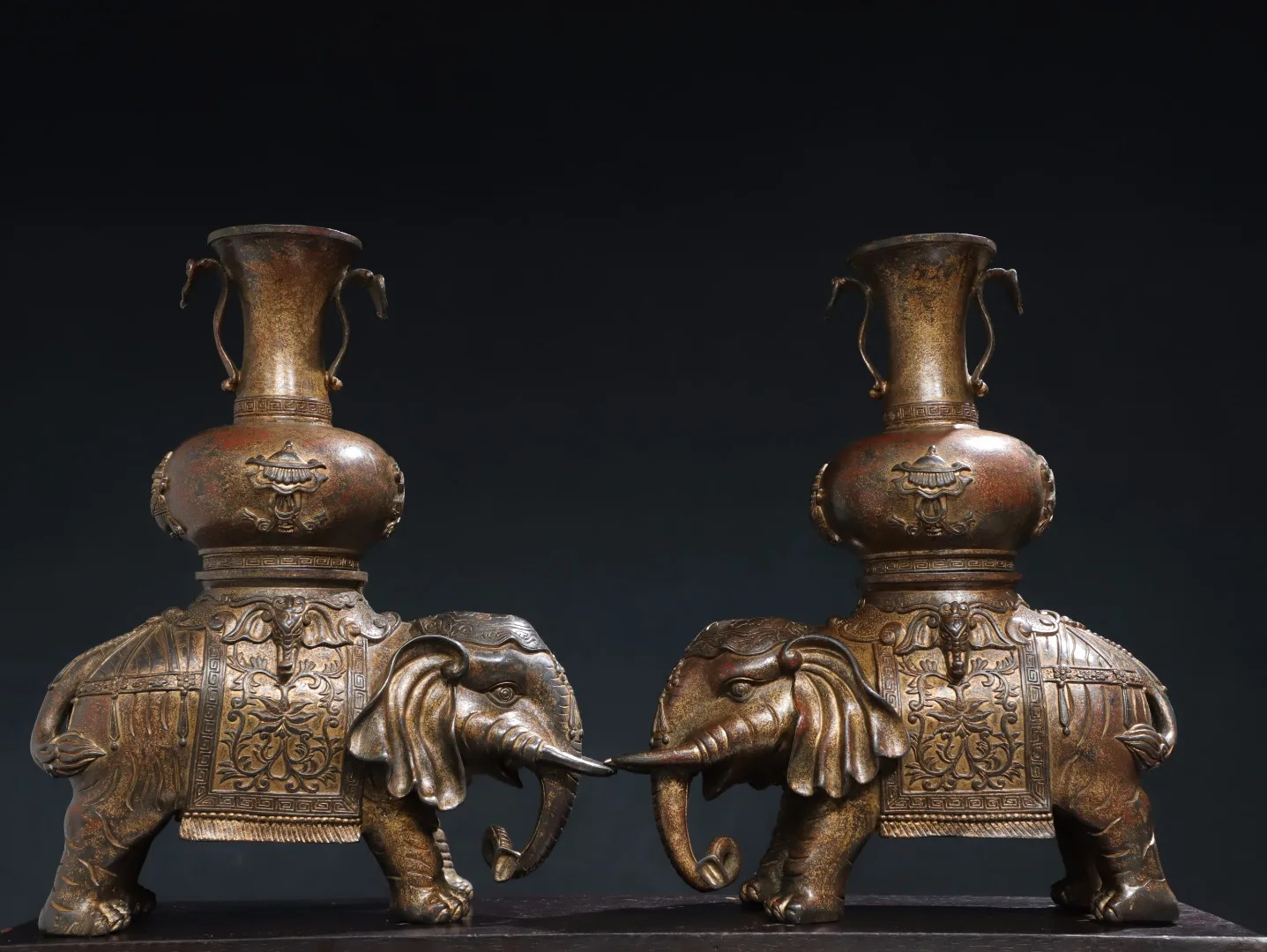 14"Tibet Temple Collection Old Bronze Cinnabar Mud gold Elephant Vase A pair incense burner Ornaments Worship Hall Town house
14"Tibet Temple Collection Old Bronze Cinnabar Mud gold Elephant Vase A pair incense burner Ornaments Worship Hall Town house