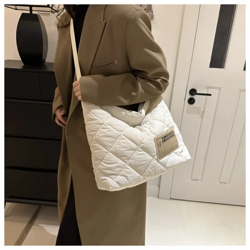 

Casual Lingge Tote Crossbody Bag Women's New Fashion Foreign Shoulder Bag Large Capacity Office Worker Commuter Crossbody Bag