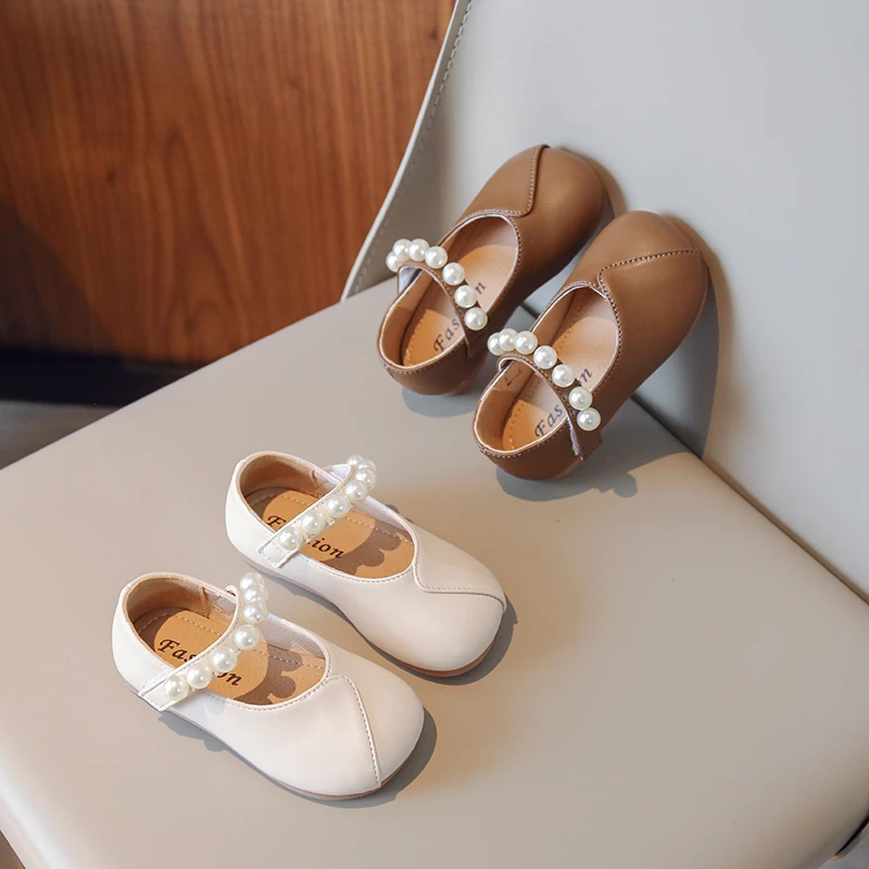 Кожаные туфли для маленьких девочек, новинка весны 2023, модные универсальные туфли с квадратным носком и жемчугом для принцесс, маленькая Мэри Джейн, мягкие и простые
Кожаные туфли для маленьких девочек, новинка весны 2023, модные универсальные туфли с квадратным носком и жемчугом для принцесс, маленькая Мэри Джейн, мягкие и простые