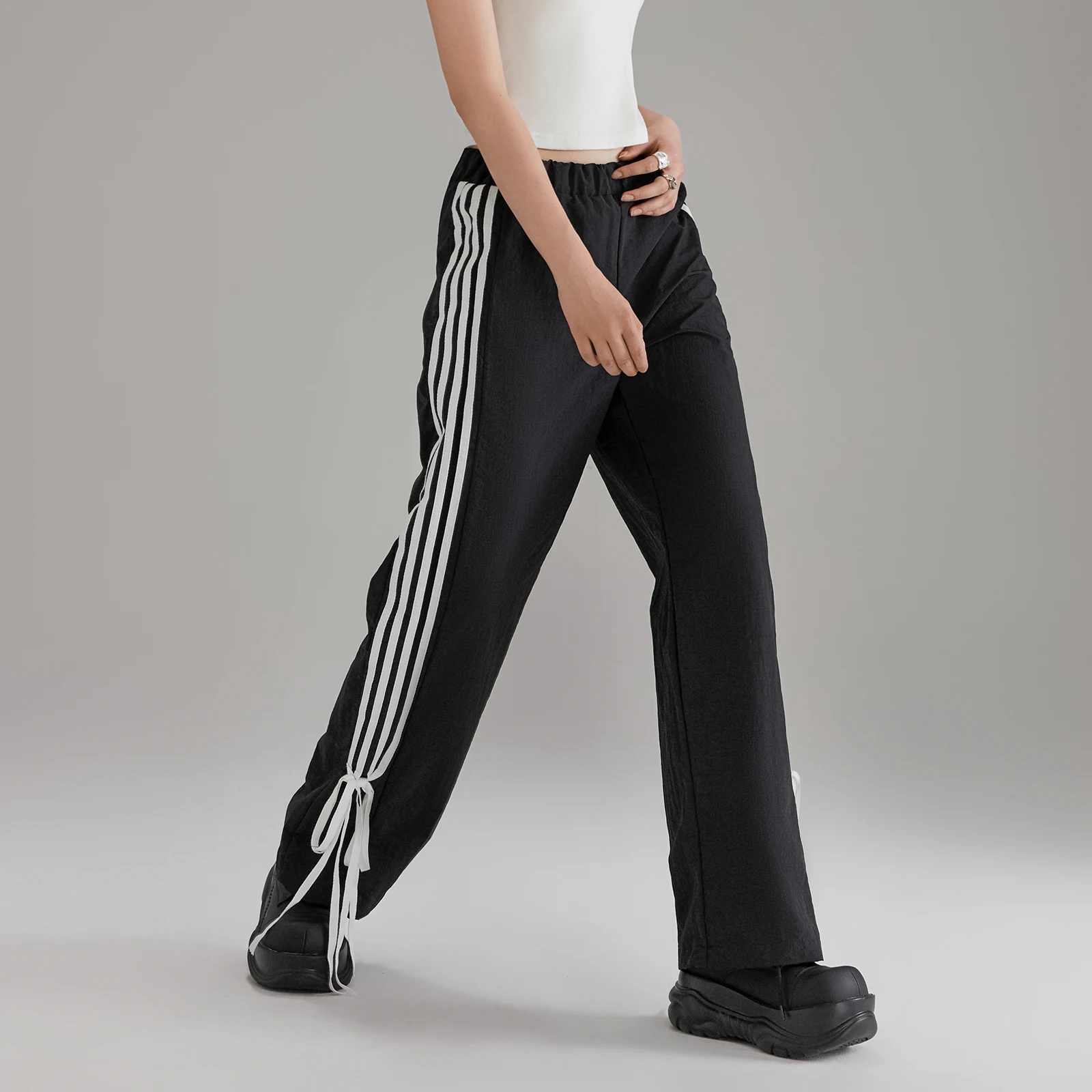 

Women's Y2K Vintage Loose Fit Spring Summer Sports Long Pants Black Elastic Low Waist Bow-knot Tied Side Striped Jogger Trousers