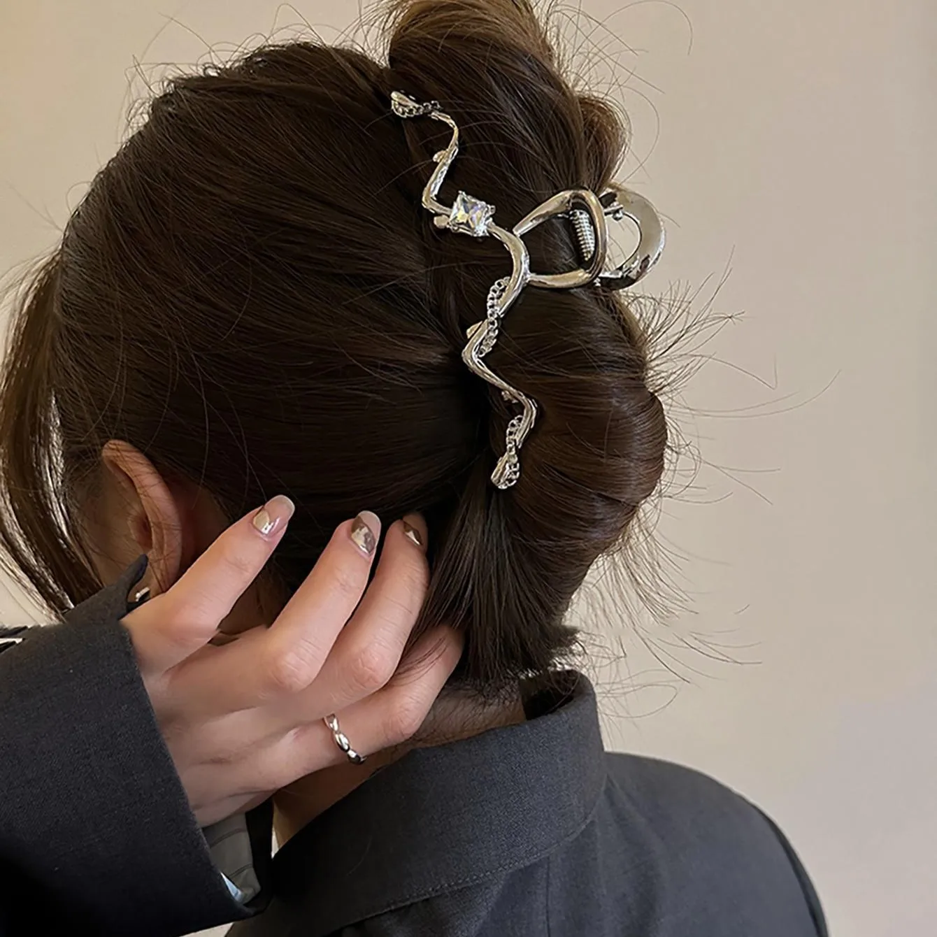 New Metal Geometric Hair Claw Crab Hairpins Fashion Ponytail clip with diamonds Barrettes Women Girls Headwear Hair Accessories
New Metal Geometric Hair Claw Crab Hairpins Fashion Ponytail clip with diamonds Barrettes Women Girls Headwear Hair Accessories