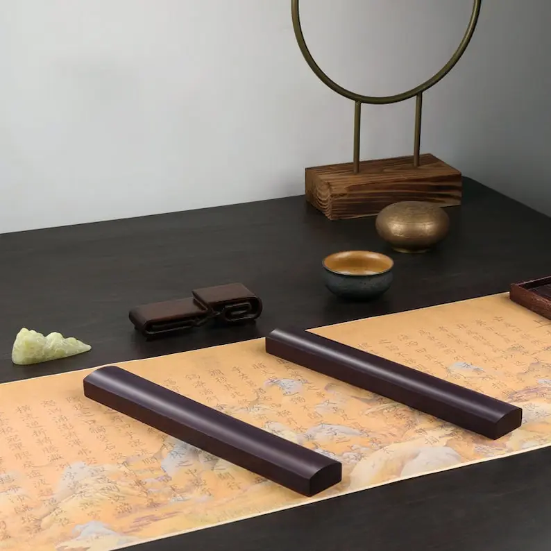 Пресс-Папье для китайской каллиграфии, деревянный пресс-папье, плоский бумажный держатель, кисть для рисования, бумага для рисования и письма.
Пресс-Папье для китайской каллиграфии, деревянный пресс-папье, плоский бумажный держатель, кисть для рисования, бумага для рисования и письма.