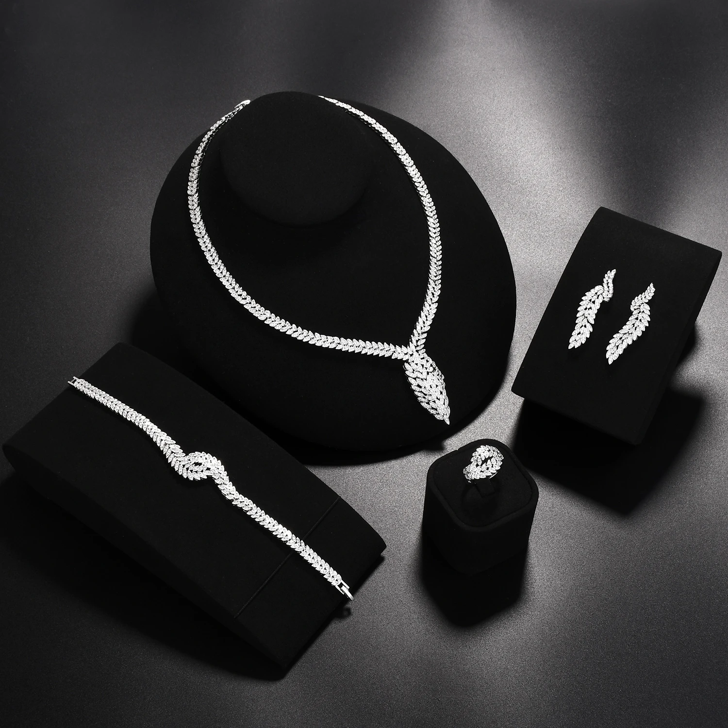 Luxury 4-piece set of cubic zirconia wedding accessories, bride's wedding jewelry, fashion accessories
Luxury 4-piece set of cubic zirconia wedding accessories, bride's wedding jewelry, fashion accessories