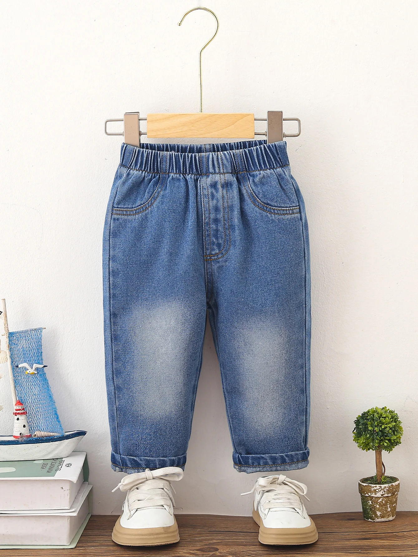 نمط اتجاهي رائج البيع للأولاد والبنات، بنطال جينز عصري وبسيط بلون سادة مع بنطال ضيق، طراز كاجوال نمط اتجاهي رائج البيع للأولاد والبنات، بنطال جينز عصري وبسيط بلون سادة مع بنطال ضيق، طراز كاجوال