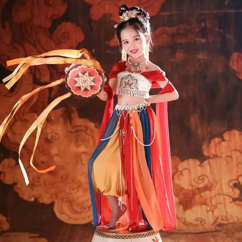 Hanfu girl Dunhuang folk dance performance exotic style classical daily suit Chines traditional dress
Hanfu girl Dunhuang folk dance performance exotic style classical daily suit Chines traditional dress