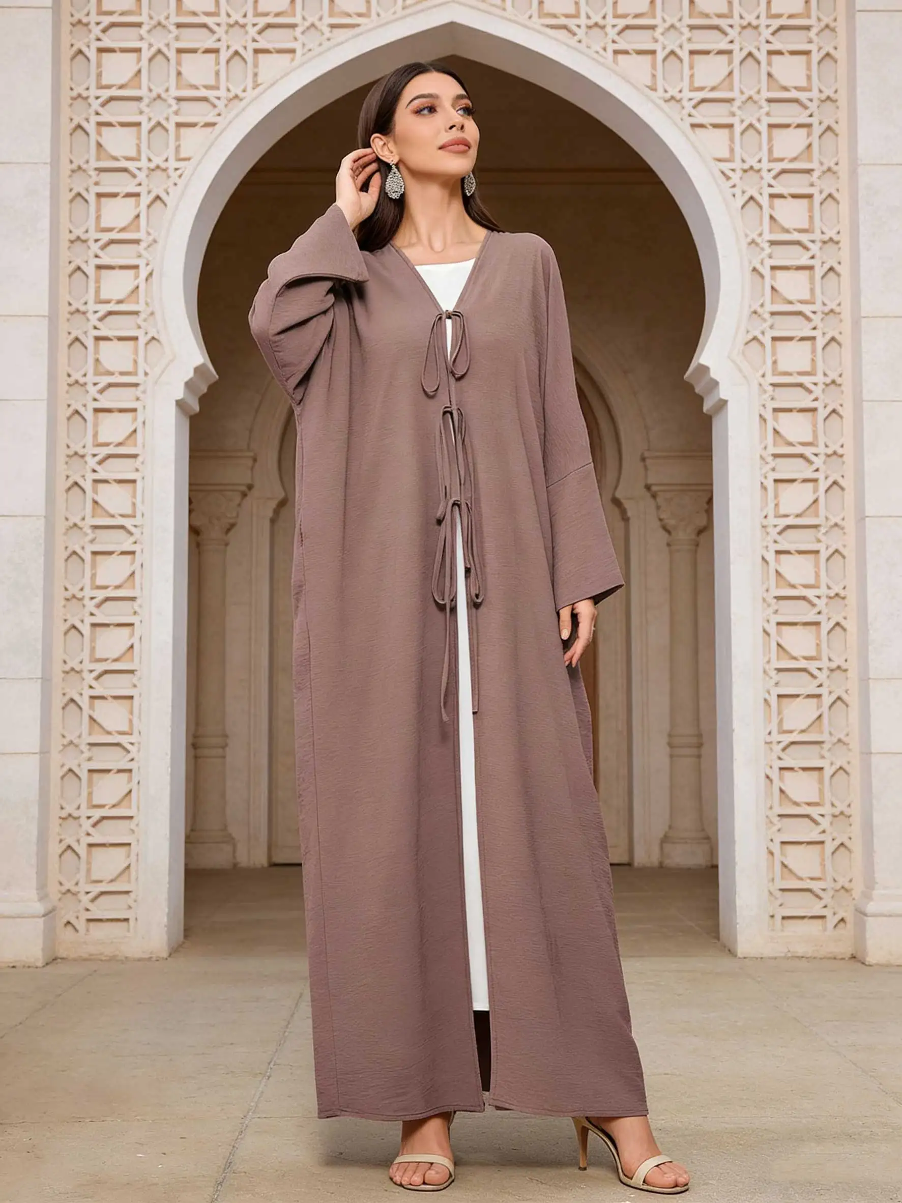 عباءة أنيقة بلون بني داكن بياقة على شكل V وربطة أمامية، فضفاضة مع أكمام انسيابية، قفطان مغربي للنساء المسلمات، جلابية رمضانية عباءة أنيقة بلون بني داكن بياقة على شكل V وربطة أمامية، فضفاضة مع أكمام انسيابية، قفطان مغربي للنساء المسلمات، جلابية رمضانية
