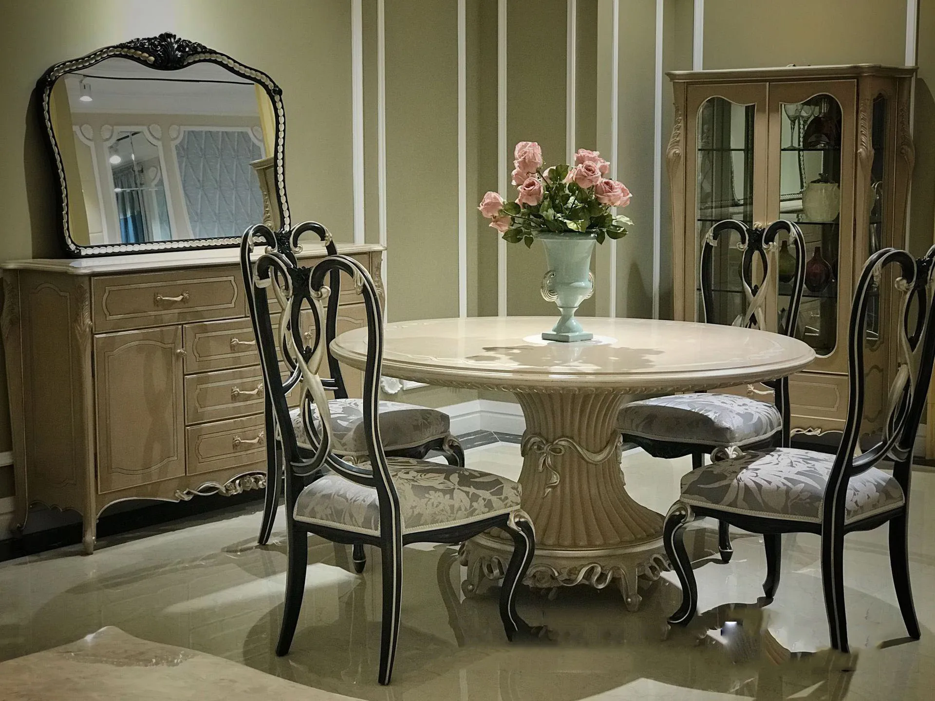 Villa Club High-end Dining Chair European-style American luxury Round Rectangular Table
Villa Club High-end Dining Chair European-style American luxury Round Rectangular Table