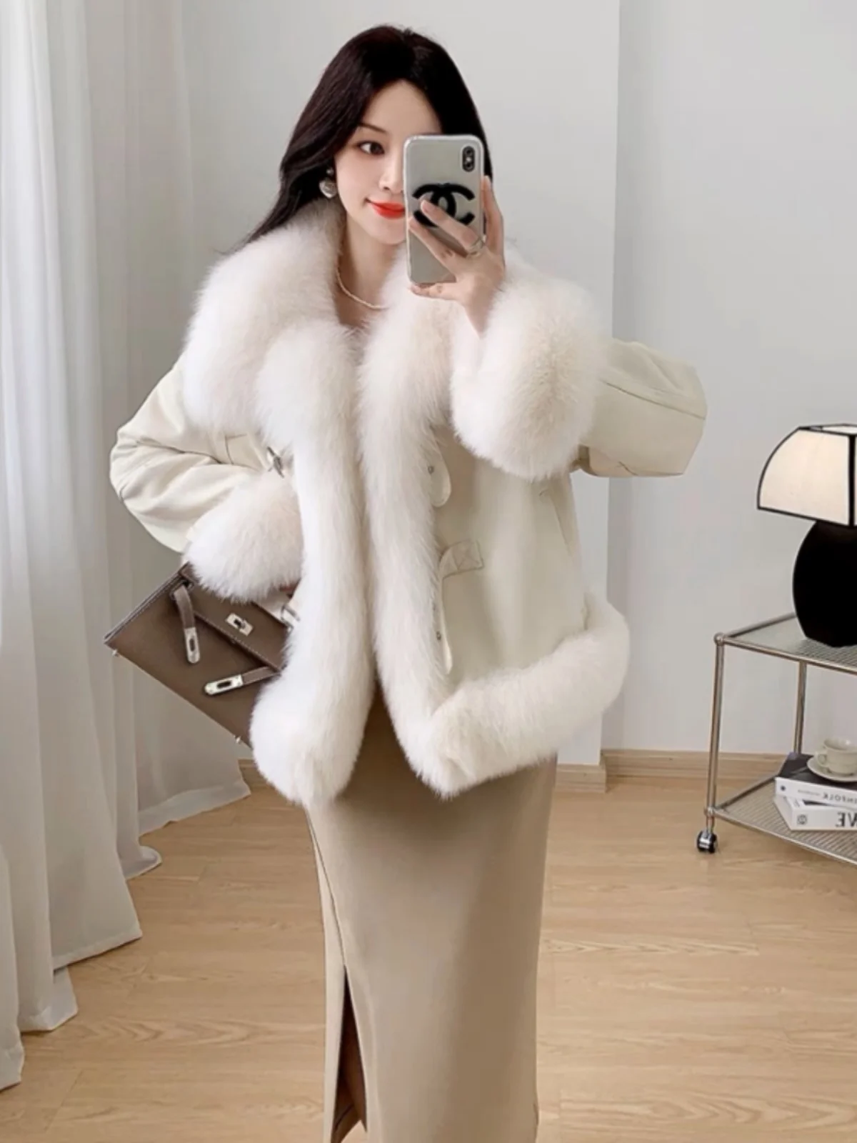 

In the winter of 2023, the new women's wear, goose down, fox fur collar, short young women, suede materials, luxury atmosphere