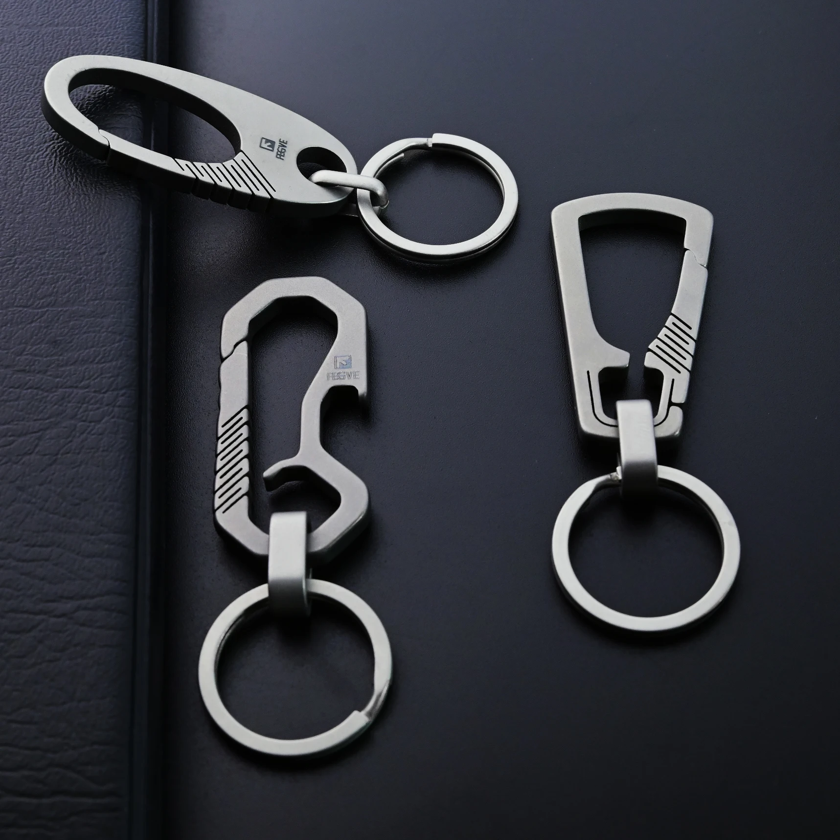 Luxury Titanium Men Car Key Chain Key Ring High-End Simple Keychain Ultra Lightweight EDC Carabiner Holder The Best Gift For Men
Luxury Titanium Men Car Key Chain Key Ring High-End Simple Keychain Ultra Lightweight EDC Carabiner Holder The Best Gift For Men