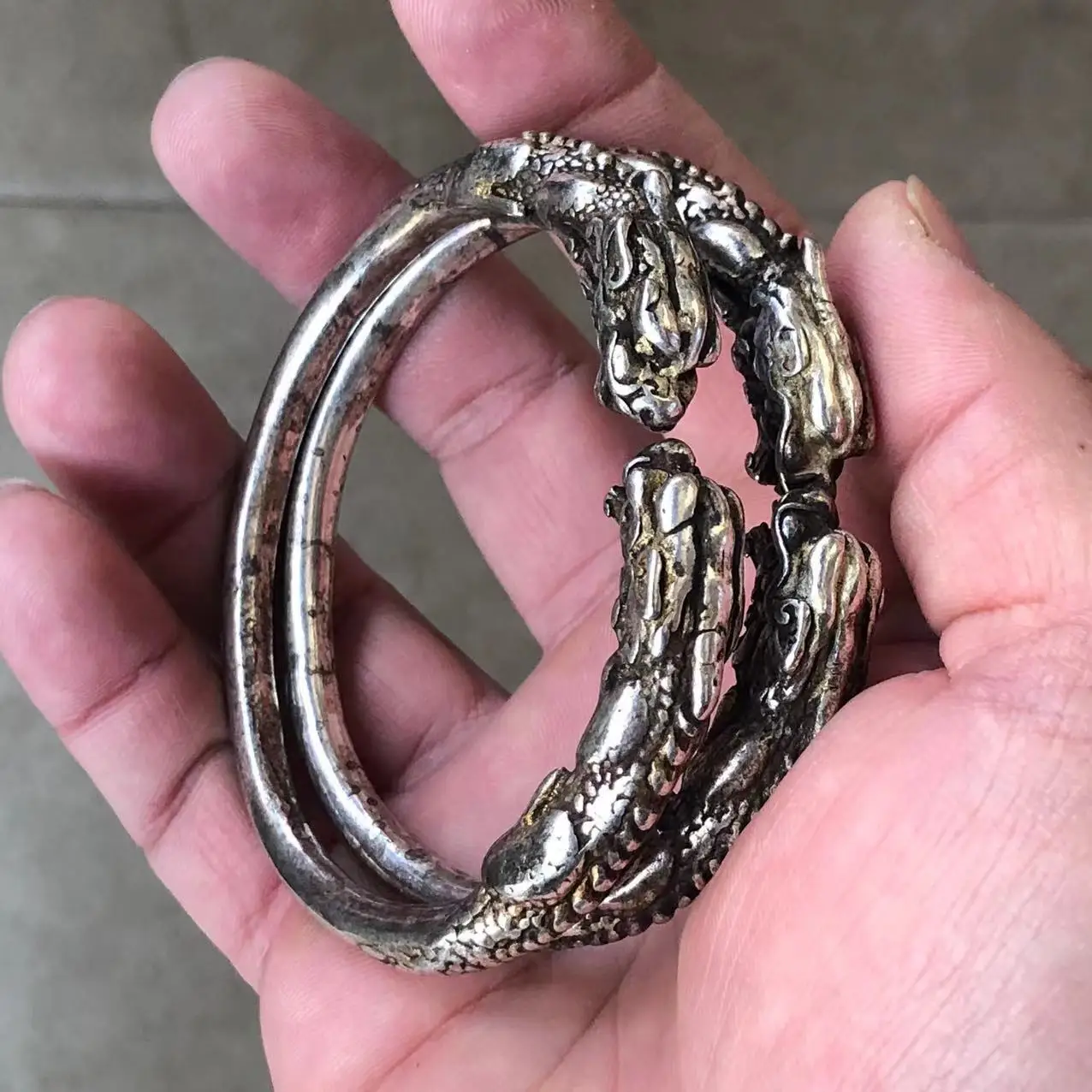 2pc( 1pair ) charming miao silver Selling Natural Tibetan Silver Dragon Head Bangle Jewelry Bracelet
2pc( 1pair ) charming miao silver Selling Natural Tibetan Silver Dragon Head Bangle Jewelry Bracelet