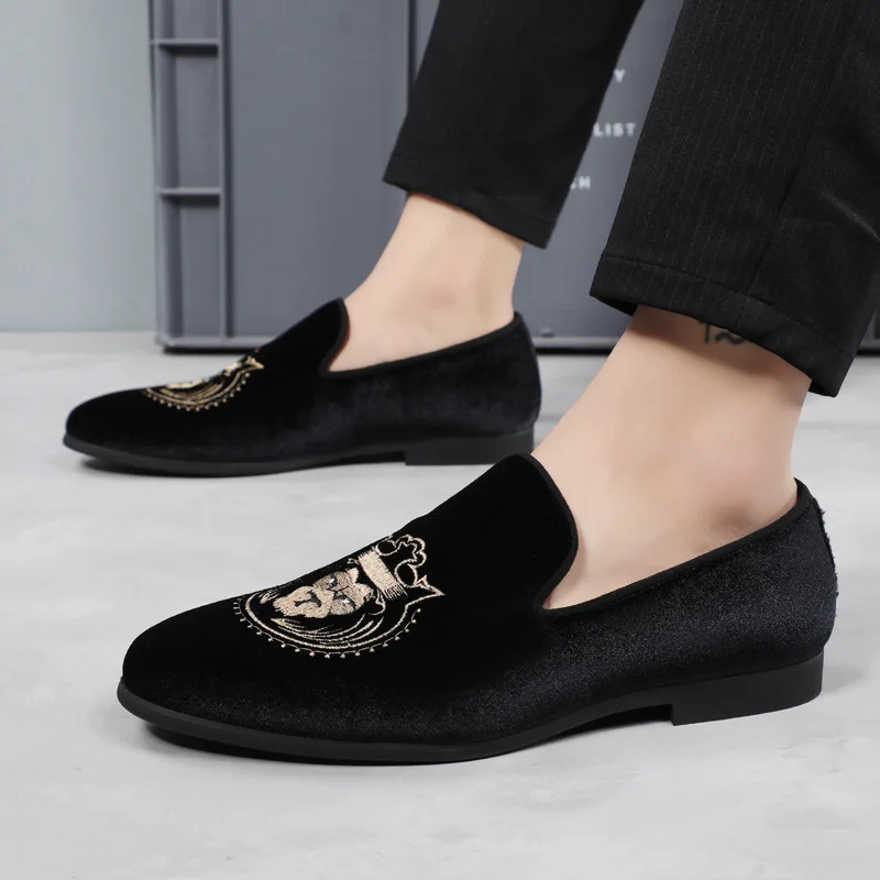 

Luxury Designer Fashion Pointed Black Embroidery Velvet Shoes Men Casual Loafers Formal Dress Footwear Sapatos Tenis Masculino