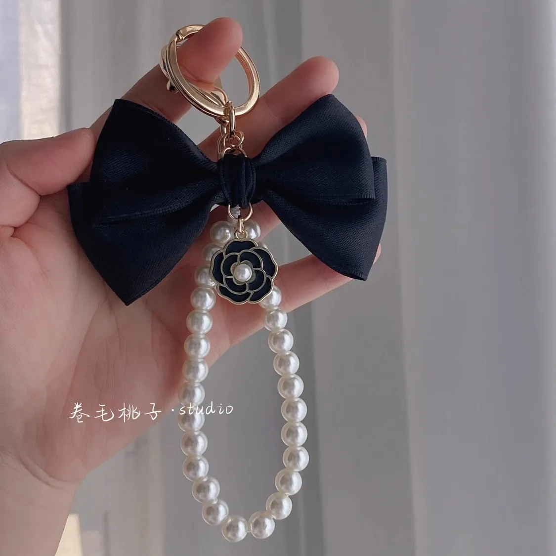 Original homemade texture matte black girly heart bow pearl chain camellia keychain bag pendant buckle accessories
Original homemade texture matte black girly heart bow pearl chain camellia keychain bag pendant buckle accessories