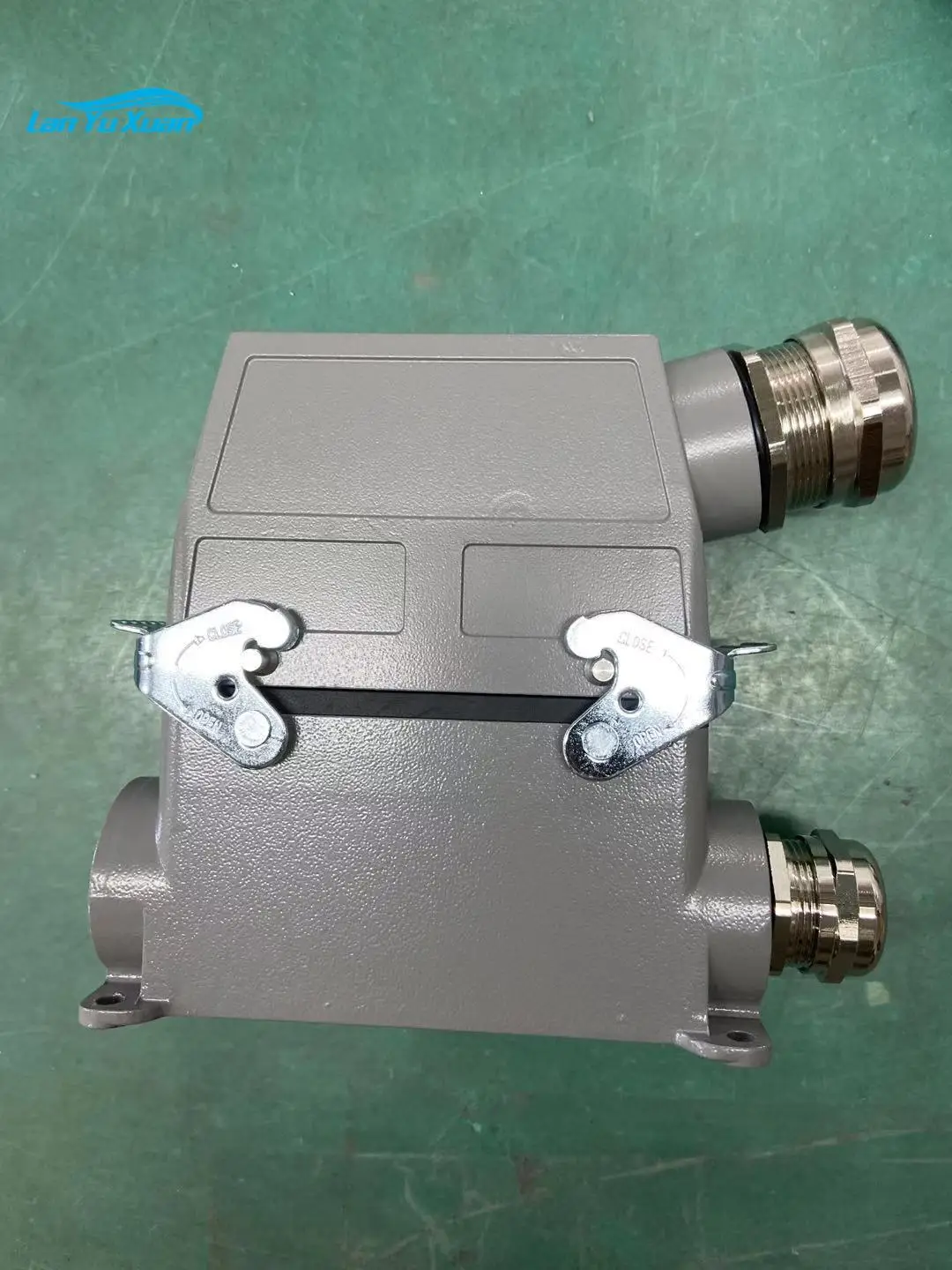 DHC 24 pin surface mounted heavy duty sockets connector with 2 levers H24B-SGR H24B-TS HE-024-M HE-024-F 
DHC 24 pin surface mounted heavy duty sockets connector with 2 levers H24B-SGR H24B-TS HE-024-M HE-024-F