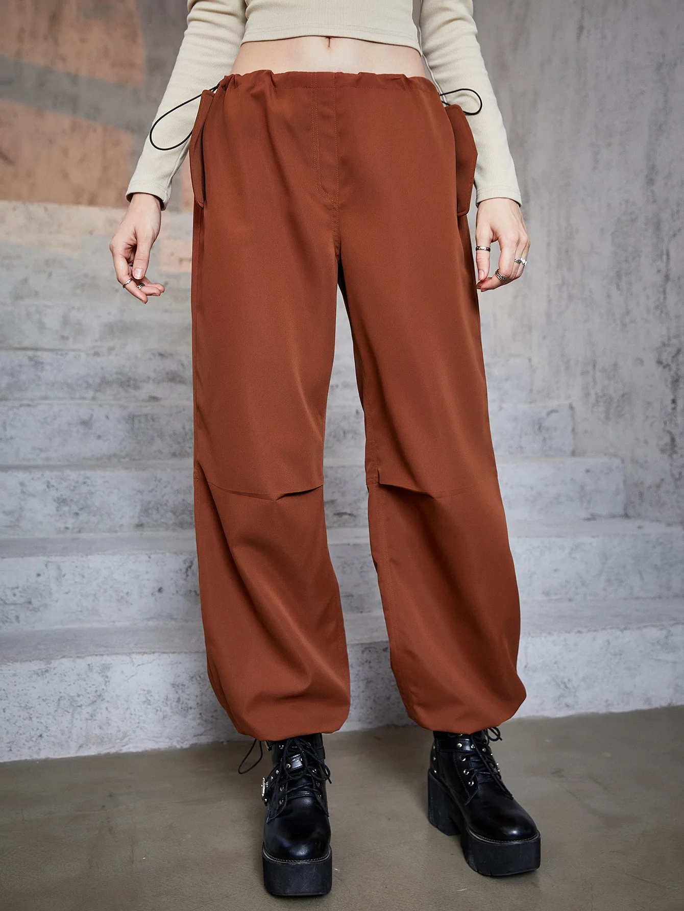 Punk Pants Gothic Style Nine-quarter Loose Pants Rubber Band Pig Nose Button Through The Rope Waist Head Patch Pocket Pants
Punk Pants Gothic Style Nine-quarter Loose Pants Rubber Band Pig Nose Button Through The Rope Waist Head Patch Pocket Pants