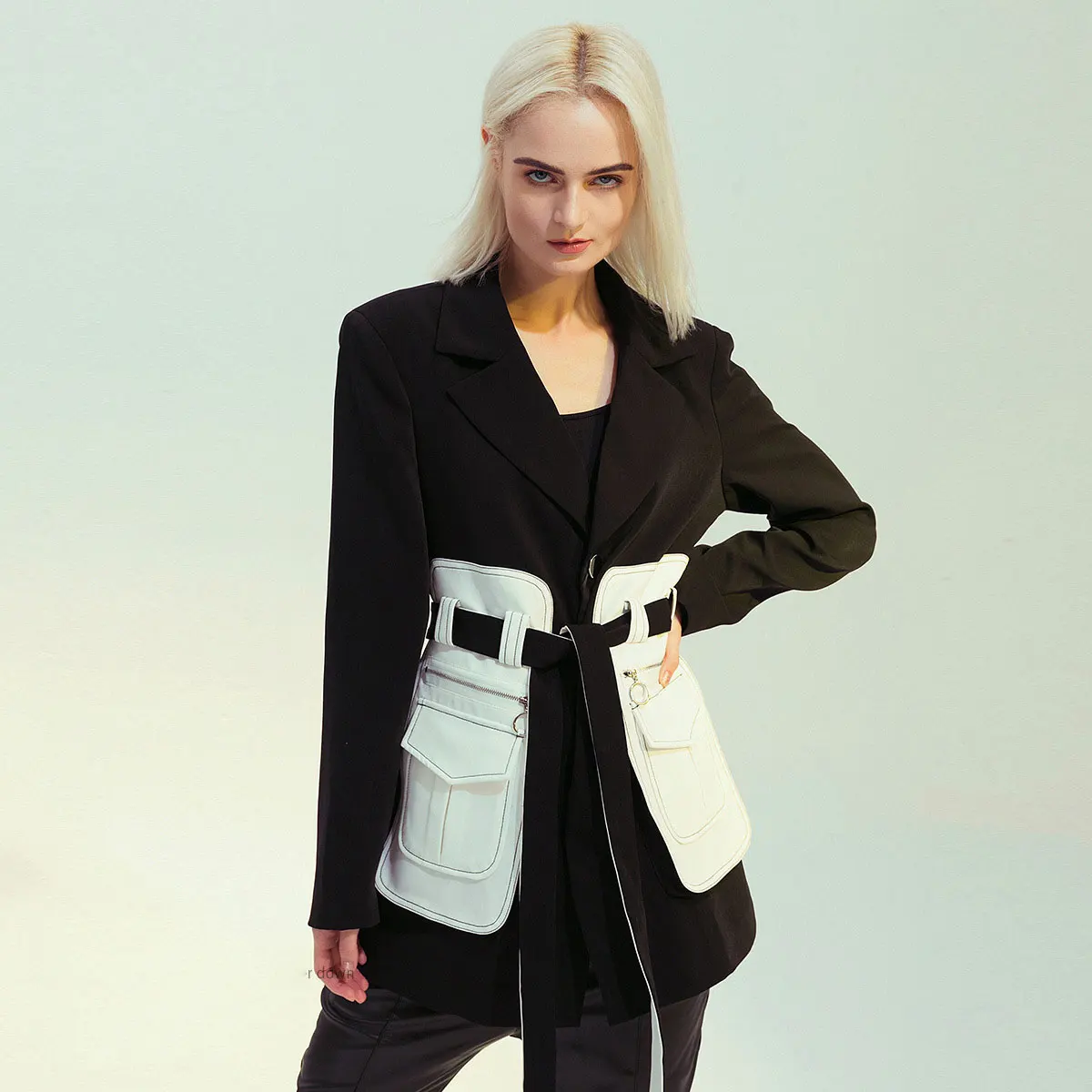 Women Spring and Autumn Slim Blazer Single-breasted Designer Suit Retro Nostalgic Black Spelling White Denim Jakcet
Women Spring and Autumn Slim Blazer Single-breasted Designer Suit Retro Nostalgic Black Spelling White Denim Jakcet