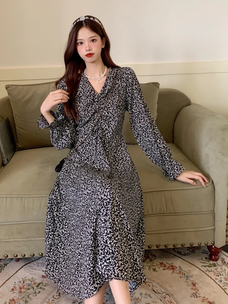 Autumn Women's Clothing Is Thin and Covers Belly and Reduces Age, Floral Long-sleeved Thin Long Skirt, Temperament Retro Dress
Autumn Women's Clothing Is Thin and Covers Belly and Reduces Age, Floral Long-sleeved Thin Long Skirt, Temperament Retro Dress